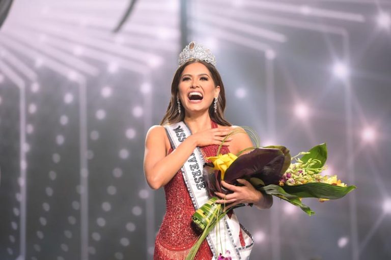 มงลง! แฟนนางงามทั่วโลกเกาะเวทีเชียร์รอบตัดเชือด”มิสยูนิเวิร์ส”สาวงามจากเม็กซิโก คว้ามงกุฎไปครอง