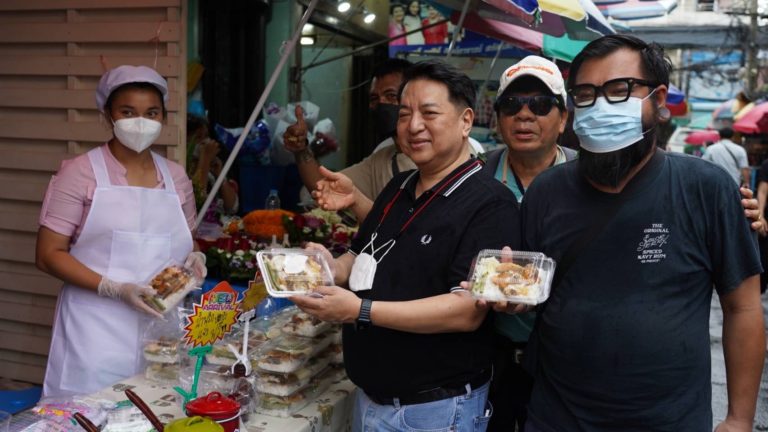 ‘สุรนันทน์’นำทีม’สร้างอนาคตไทย’ลุยตลาดวังหลัง พบปะพ่อค้าแม่ค้า เน้นนโยบายพลิกฟื้นเศรษฐกิจ